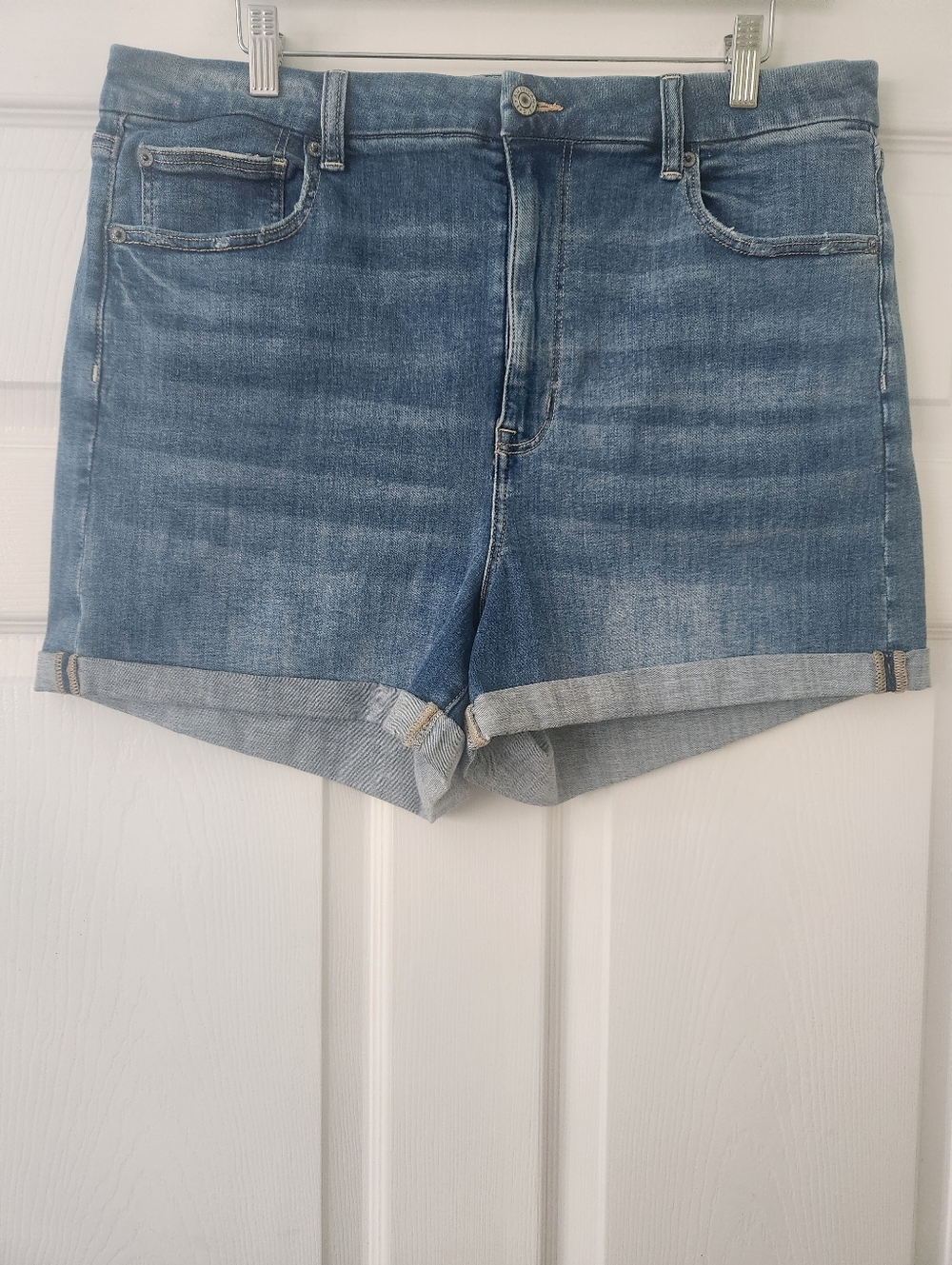 NWT American Eagle Outfitters Medium Blue Rolled Hem Denim Shorts - Women's 18
